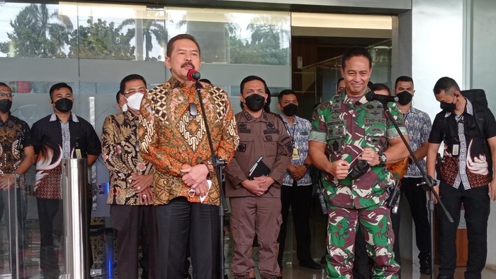 Jaksa Agung ST Burhanuddin (kiri) dan Panglima TNI Jenderal TNI Andika Perkasa (kanan).