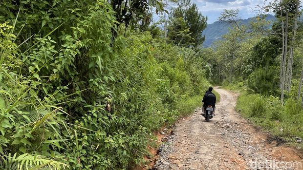Jalan ke Kampung Adat Ciptagelar