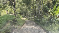 Dari jalan biasa, mulai dari Kampung Adat Sinaresmi, butuh waktu hingga 1,5 jam perjalanan lagi untuk sampai ke Kampung Adat Ciptagelar. Jalan yang dilalui sangat buruk hingga bisa dibilang off road.