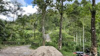Akhirnya kami mencari ojek seadanya dan bertemu warga Kampung Adat Sinaresmi. Setelah nego harga yang mencapai ratusan ribu kami diantar ke Ciptagelar.