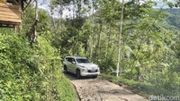 Destinasi Kampung Adat Ciptagelar masih dekat dengan Jakarta. Namun, perlu perjuangan ekstra untuk sampai di sana. Jalan masuk hanya bisa dilewati satu mobil dan satu motor.