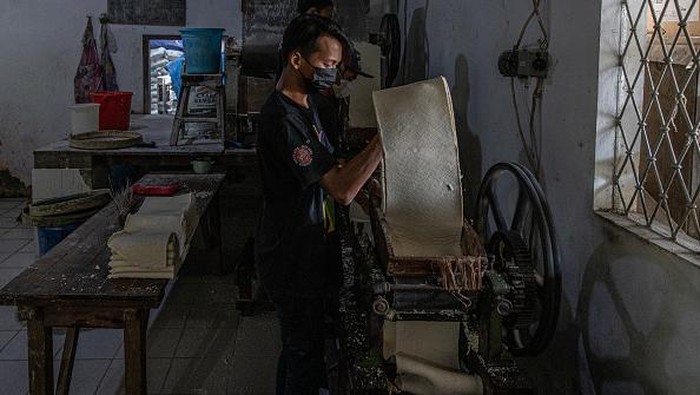 Jelang Imlek, Yuk Lihat Proses Pembuatan Mi di Surabaya Pabrik Marga Mulja di Surabaya telah beroperasi sejak 1948. Pabrik ini produksi mi putih yang kerap diolah jadi hidangan saat Imlek. Seperti apa pembuatannya?