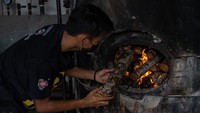 Pabrik Marga Mulja yang berada di kawasan Surabaya jadi salah satu pabrik yang memproduksi mi putih yang kerap diolah menjadi mi panjang umur saat Imlek. Tampak seorang pekerja tengah menyiapkan kayu bakar untuk oven di pabrik tersebut.