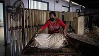 Seorang pekerja tengah mengatur mi untuk proses pengeringan di pabrik Marga Mulja.