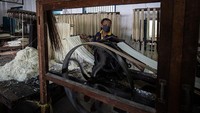 Seorang pekerja mengoperasikan mesin pengiris mi di pabrik Marga Mulja yang berada di kawasan Surabaya, Rabu (12/1/2022).
