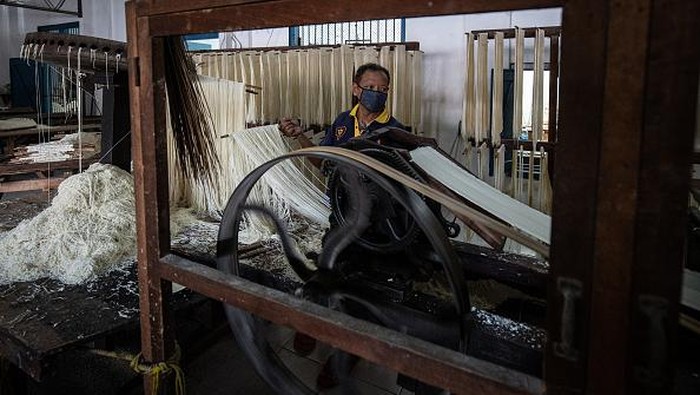 Jelang Imlek, Yuk Lihat Proses Pembuatan Mi di Surabaya Pabrik Marga Mulja di Surabaya telah beroperasi sejak 1948. Pabrik ini produksi mi putih yang kerap diolah jadi hidangan saat Imlek. Seperti apa pembuatannya?