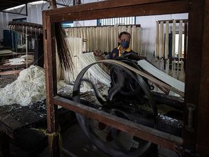 Jelang Imlek, Yuk Lihat Proses Pembuatan Mi Putih yang Masih Tradisional