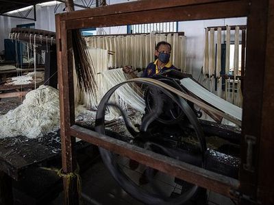 Jelang Imlek, Yuk Lihat Proses Pembuatan Mi Putih yang Masih Tradisional