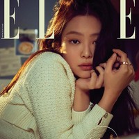 “Suatu kehormatan besar untuk menjadi inspirasi dan ikon bagi seseorang. Saat orang menggambarkanku dengan kata-kata ini, aku merasa aku perlu menunjukkan sisi yang lebih baik dariku,” ungkap kekasih G-Dragon itu. Foto: dok. Elle Korea