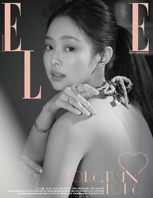 Jennie pun mengungkap perasaannya mendapat cap “ikonik” dan “unik.” Ke depannya, dia ingin menampilkan sisi yang lebih ramah dan friendly kepada penggemar. Foto: dok. Elle Korea