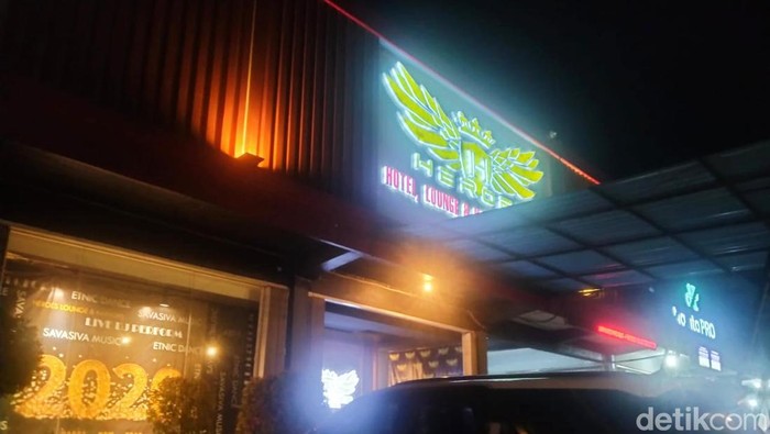 kafe di banyuwangi digerebek karene sajikan striptis