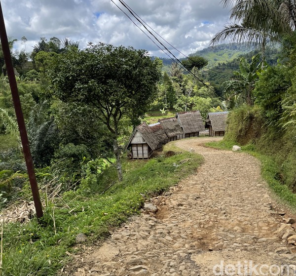 Medannya hanyalah tumpukan batu. Beruntung kami ke Kampung Adat Ciptagelar di saat cuaca cerah karena saat hujan akan sangat sulit melewatinya meski menggunakan motor trail. Medannya hanyalah tumpukan batu. Beruntung kami ke Kampung Adat Ciptagelar di saat cuaca cerah karena saat hujan akan sangat sulit melewatinya meski menggunakan motor trail.