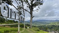 Tulisan Ciptagelar di bukit atas kampung adat. Dari sini, traveler bisa melihat seluruh kawasan desa.