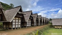 Bangunan kembar ini dinamakan Leuit atau lumbung untuk menyimpan padi.