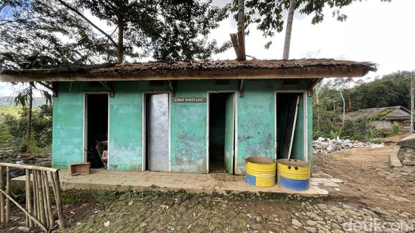 Toilet umum di Kampung Adat Ciptagelar