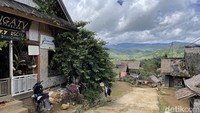 Perasaaan guyub dan desa wisatanya lebih berasa di Kampung Adat Ciptagelar. Mungkin karena posisi desa ini yang berada jauh dari jalan utama, yakni sejauh 1,5 jam perjalanan melewati kaki gunung di Taman Nasional Gunung Halimun Salak.