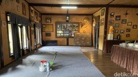 Dari ojek, kami juga diberitahu bahwa penjual keliling yang berjualan di Kampung Adat Ciptagelar juga menyempatkan diri untuk beristirahat di Imah Gede. Selain melepas lelah, mereka juga diperbolehkan makan besar dan memakan camilan yang ada.