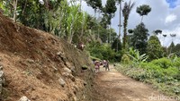 Kami naik motor biasa ke Kampung Adat Ciptagelar. Benar saja, medannya tambah berat dan tak mungkin bisa dilewati oleh mobil MPV biasa yang dikemudikan oleh orang baru.