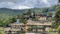 Lebih dari satu jam berlalu, tibalah kami di Kampung Adat Ciptagelar. Kampung ini ada di dataran tinggi, dari gadget kami menunjukkan ketinggiannya sekitar 1.133 MDPL.