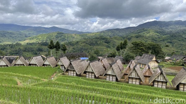Inilah kampung adat di Sukabumi yang paling unik, dan kini terbagi menjadi tiga. Di dalam kawasan desa wisata ini tak ada penjual nasi, karena memang dilarang.