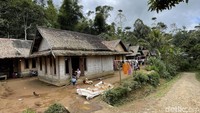 Medan jalan berbatu yang ditumpuk dan disusun rapi itu sebenarnya bekas aspal. Namun lapisan aspal di atasnya sudah mengelupas tergerus hujan.