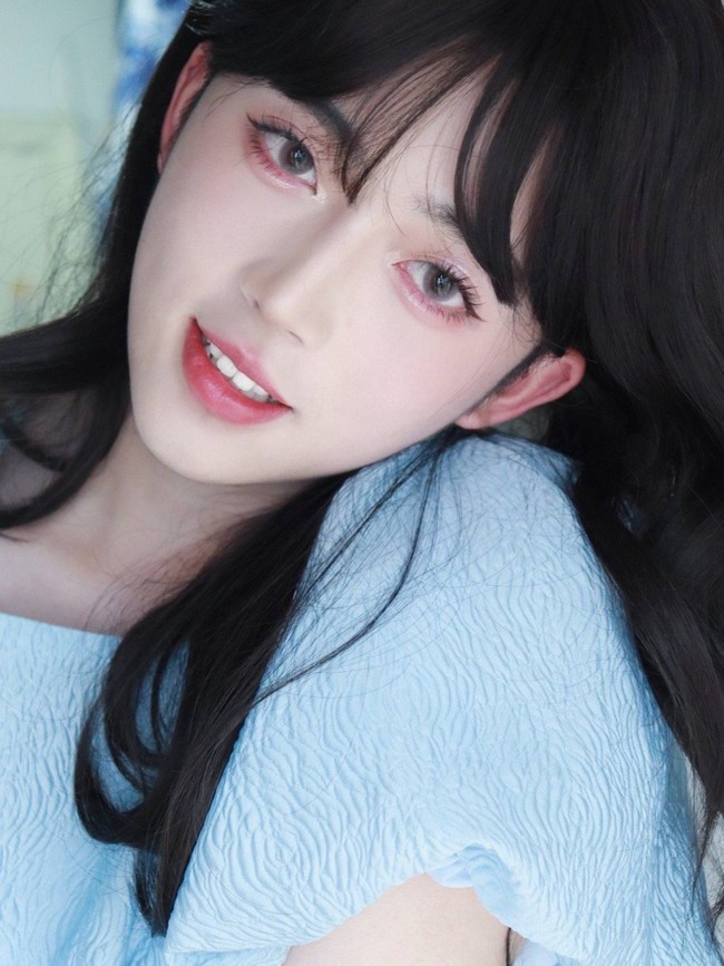 Netizen yang menonton pun menulis komentar tidak menyenangkan bahkan menyebutnya penipu. Ini adalah penipuan, Ini terasa kehilangan kepercayaan di antara dua orang, Ketika filternya dimatikan, kamu bisa melihat dia seorang pria, Dia terlihat seperti orang yang berbeda, tulis netizen.Foto: Weibo