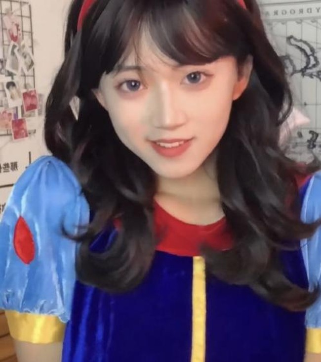 Seorang influencer Douyin yang dikenal sebagai Kang Yaya baru-baru ini mendapat kritik dan akunnya di-suspend. Kang Yaya yang sering tampil sebagai gadis cantik ternyata seorang pria. Hal itu terungkap ketika pria asal China itu melakukan live streaming dan filter-nya tidak berfungsi atau dimatikan.Foto: Dok. Douyin