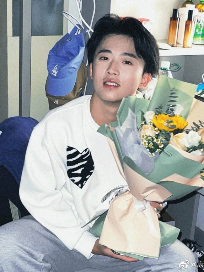 Karena itu, ia menuliskan permintaan maaf. Selama karier syuting videoku, aku tidak mempertimbangkan pengaruhnya pada lingkungan dan orang-orang muda. Menjadi pria yang berdandan seperti wanita punya dampak negatif pada moral sosial. Aku meminta maaf pada semuanya dan berharap kalian akan memaafkanku. Maaf, tulisnya akhir tahun lalu. Foto: Weibo