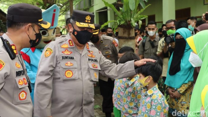 Kapolda Jabar Irjen Suntana meninjau pelaksanaan vaksinasi anak di Sukabumi.