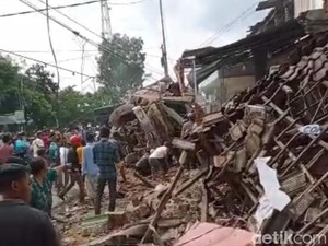 Truk Rem Blong Tabrak Rumah dan Sejumlah Kendaraan di Jember, 3 Orang Luka