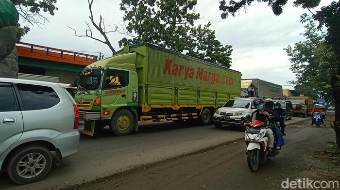 Kemacetan jalan di Pantura Kudus-Pati, Jumat (14/1/2022).