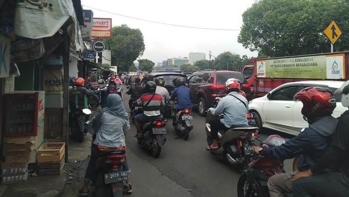 Kemcaetan di Jl TB Simatupang, Jakarta Selatan, Jumat (14/1/2022)