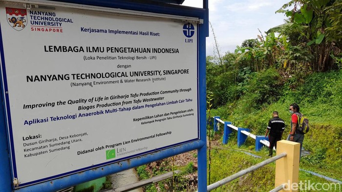 Keren! Perajin di Sumedang Sulap Limbah Tahu Jadi Bahan Bakar Biogas Sejumlah perajin tahu di Sumedang memanfaatkan limbah tahu menjadi bahan bakar bigas. Kini sedikitnya 59 kepala keluarga telah menerima manfaat dari bahan bakar biogas ini.