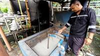 Pepen Supendi, teknisi dari instalasi pengolahan limbah tahu menjelaskan proses pengolahan limbah tahu menjadi biogas dilakukan dengan cara menampung seluruh limbah pekat tahu melalui instalasi saluran yang dibuat secara khusus hingga sampai ke tempat pengolahan limbah.