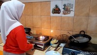 Sementara itu, Asep menyebutkan saat ini sedikitnya ada 59 Kepala Keluarga (KK) yang telah menerima manfaat dari bahan bakar biogas yang dihasilkan dari limbah tahu.