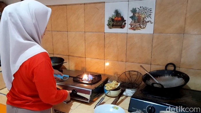 Sejumlah perajin tahu di Sumedang memanfaatkan limbah tahu menjadi bahan bakar bigas. Kini sedikitnya 59 kepala keluarga telah menerima manfaat dari bahan bakar biogas ini.