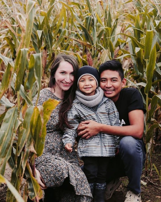 Dia beda dari yang lain, kalau bule lainnya cemberut aja karena memandang kita itu gimana gitu. Kalau dia senyum-senyum sendiri, dia itu wanita paling dan istimewa, ucap Kesa yang kagum dengan kepribadian Lisa. Foto: Dok. Instagram @kesa_lisa_journey.