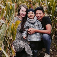 Dia beda dari yang lain, kalau bule lainnya cemberut aja karena memandang kita itu gimana gitu. Kalau dia senyum-senyum sendiri, dia itu wanita paling dan istimewa, ucap Kesa yang kagum dengan kepribadian Lisa. Foto: Dok. Instagram @kesa_lisa_journey.