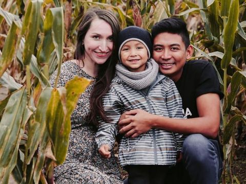 Kisah cinta beda negara viral di media sosial.