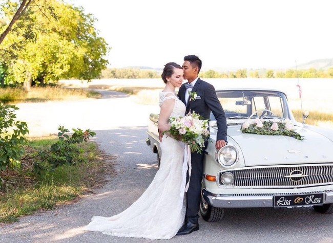 Pada suatu malam, Lisa diajak temannya ke bagian dek lima kapal pesiar. Biasanya di tempat itu para pekerja berkumpul. Pertamakalinya Lisa berkenalan dengan Kesa di tempat tersebut. Sebenarnya sudah telat karena sudah larut malam dan aku juga sudah mau tidur. Temanku bilang, ini dia Kesa yang pintar sekali bermain gitar. Dan itu pertama kalinya aku kenal Kesa, dia sangat pemalu, lanjut Lisa. Foto: Dok. Instagram @kesa_lisa_journey.