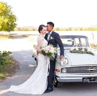 Pada suatu malam, Lisa diajak temannya ke bagian dek lima kapal pesiar. Biasanya di tempat itu para pekerja berkumpul. Pertamakalinya Lisa berkenalan dengan Kesa di tempat tersebut. Sebenarnya sudah telat karena sudah larut malam dan aku juga sudah mau tidur. Temanku bilang, ini dia Kesa yang pintar sekali bermain gitar. Dan itu pertama kalinya aku kenal Kesa, dia sangat pemalu, lanjut Lisa. Foto: Dok. Instagram @kesa_lisa_journey.