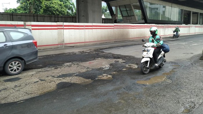 Kondisi jalan rusak di Jl HR Rasuna Said, Jakarta Selatan, Jumat (14/1/2022).