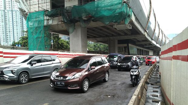 Kondisi jalan rusak di Jl HR Rasuna Said, Jakarta Selatan, Jumat (14/1/2022).