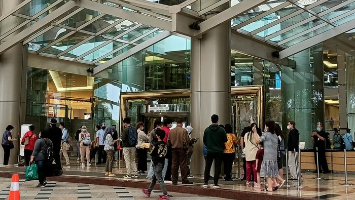 Kondisi usai gempa di mal Taman Anggrek, Jakarta Barat. Kondisi usai gempa di mal Taman Anggrek, Jakarta Barat.