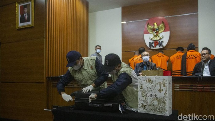 KPK menyita uang dalam OTT Bupati Penajam Paser Utara (PPU), Kalimantan Timur, Abdul Gafur Mas'ud. Total uang yang disita KPK sekitar Rp 1,4 miliar.