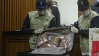 Barang belanjaan yang disita KPK ini terkait dengan penangkapan Abdul Gafur dan beberapa orang kepercayaanya. Abdul Gafur diketahui ditangkap KPK di mal di kawasan Jakarta.