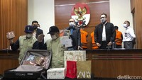 Nilai kontrak sekitar Rp 112 Miliar antara lain untuk proyek multi years peningkatan jalan Sotek-Bukit subur dengan nilai kontrak Rp 58 Miliar dan pembangunan gedung perpustakaan dengan nilai kontrak Rp 9,9 Miliar.