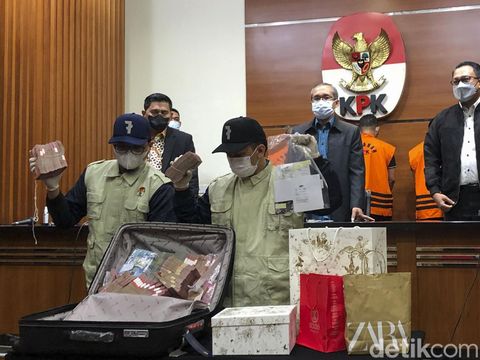 KPK menyita uang dalam OTT Bupati Penajam Paser Utara (PPU), Kalimantan Timur, Abdul Gafur Mas'ud. Total uang yang disita KPK sekitar Rp 1,4 miliar.