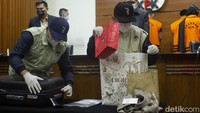 Alex melanjutkan bahwa dalam beberapa proyek tersebut, Abdul Gafur memerintahkan para tersangka yaitu Plt Sekda, Kadis PUPR dan Kadis Pemuda dan Olahraga untuk menumpulkan uang dari para rekanan yang mengerjakan proyek. Abdul Gafar juga diduga menerima uang atas penerbitan perizinan lahan. Lebih lanjut, Alex menyebut Abdul Gafur dan Bendahara Umum DPC Demokrat Balikpapan, Nur Afifah Balqis diduga menerima sejumlah uang melalui rekening. Uang tesebut kemudian dipergunakan untuk keperluan pribadi Abdul Gafur.