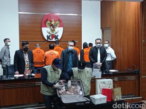 KPK Pamerkan Uang Sekoper yang Disita dari Bupati Penajam Paser Utara